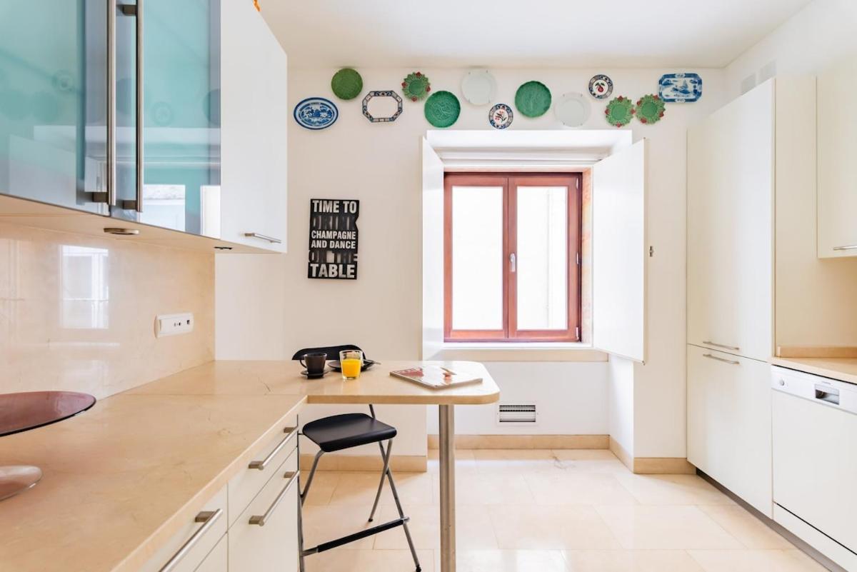 Apartment Mercy Ii, In The Heart Of Chiado Lissabon